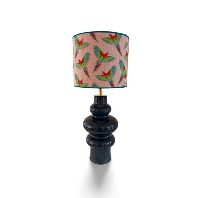 Donkerblauwe golvende lamp met papegaai lampenkap